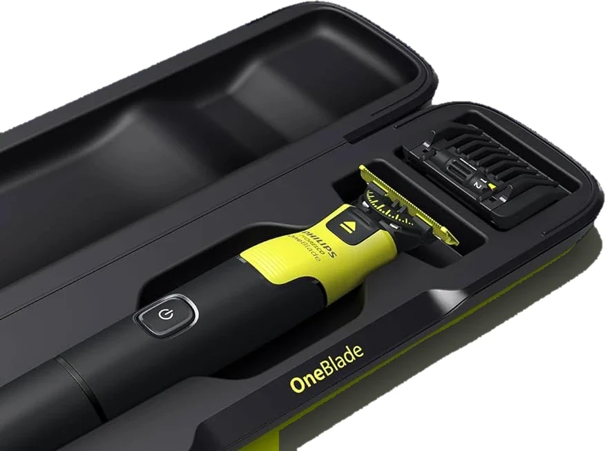 El estuche de viaje abierto con la OneBlade y el peine dentro